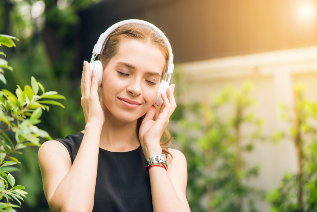 ordenar la casa con musica: imagen de una chica con auriculares